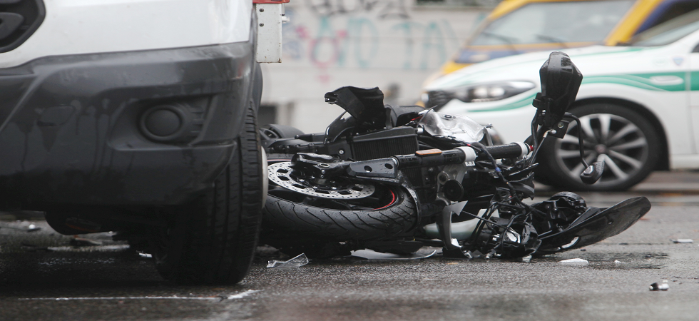 Immagine d'archivio di un incidente che ha visto protagonista una moto (foto Imagoeconomica) Incidente tra auto e moto: non ce l'ha fatta la 22enne di Bressanone